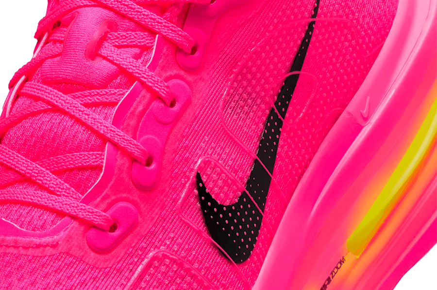 Vista em detalhe do Nike Nike Vomero Premium Hyper Pink mostrando textura do material e acabamento