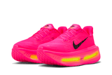 Vista frontal do Nike Nike Vomero Premium Hyper Pink mostrando biqueira e costuras