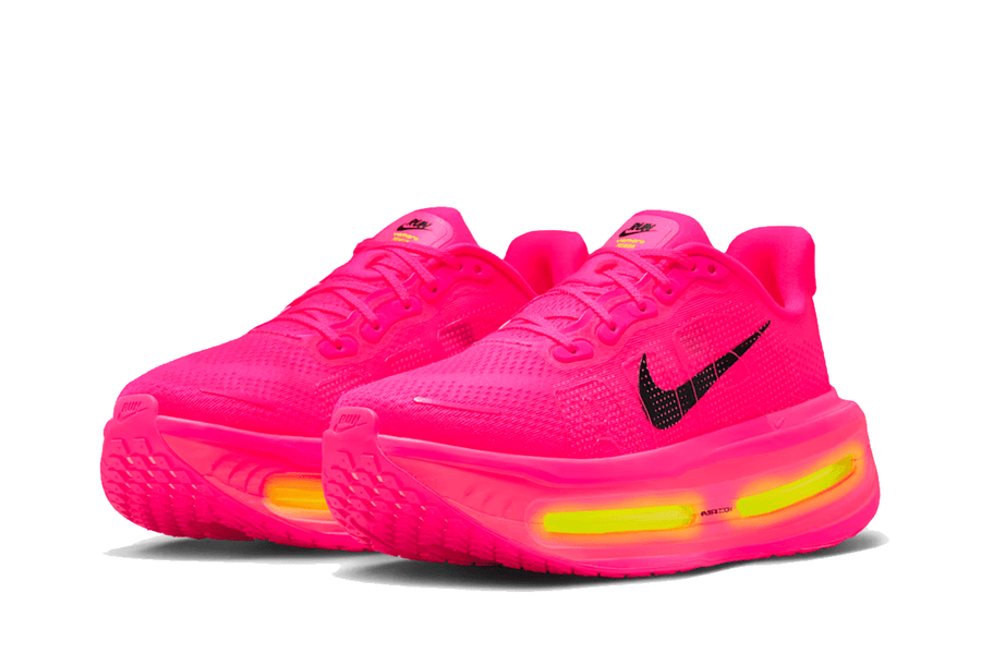 Vista frontal do Nike Nike Vomero Premium Hyper Pink mostrando biqueira e costuras