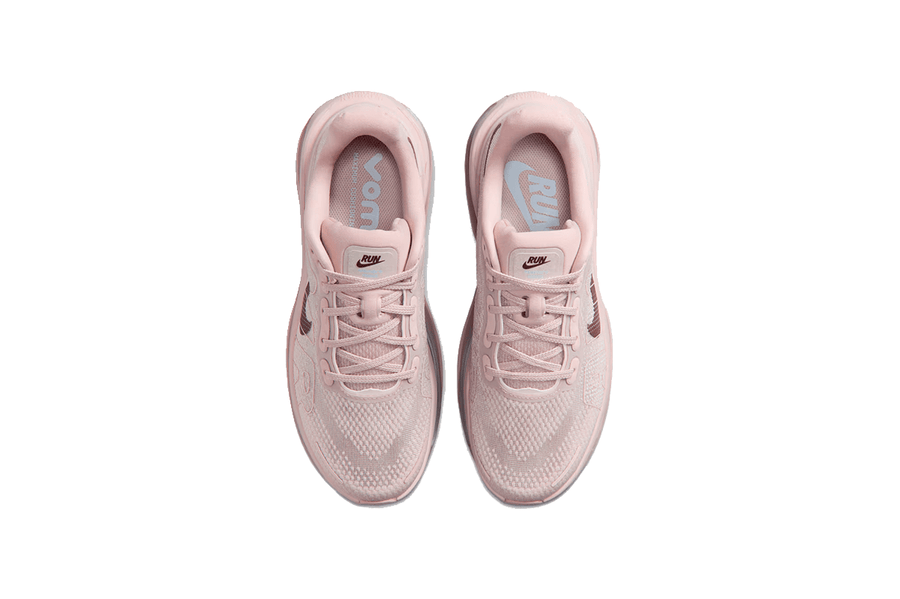 Vista frontal do Nike Nike Vomero Premium Particle Rose Burgundy mostrando biqueira e costuras