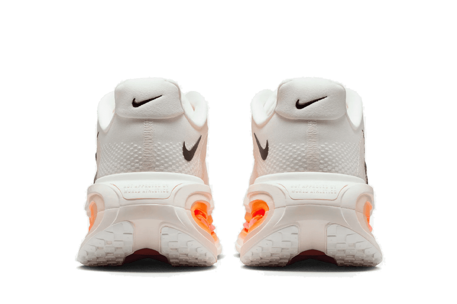 Vista traseira do Nike Nike Vomero Premium Sail Coconut Milk mostrando calcanheira e detalhes do solado