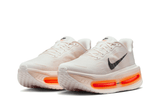 Vista lateral do Nike Nike Vomero Premium Sail Coconut Milk mostrando design do cabedal e logo da marca