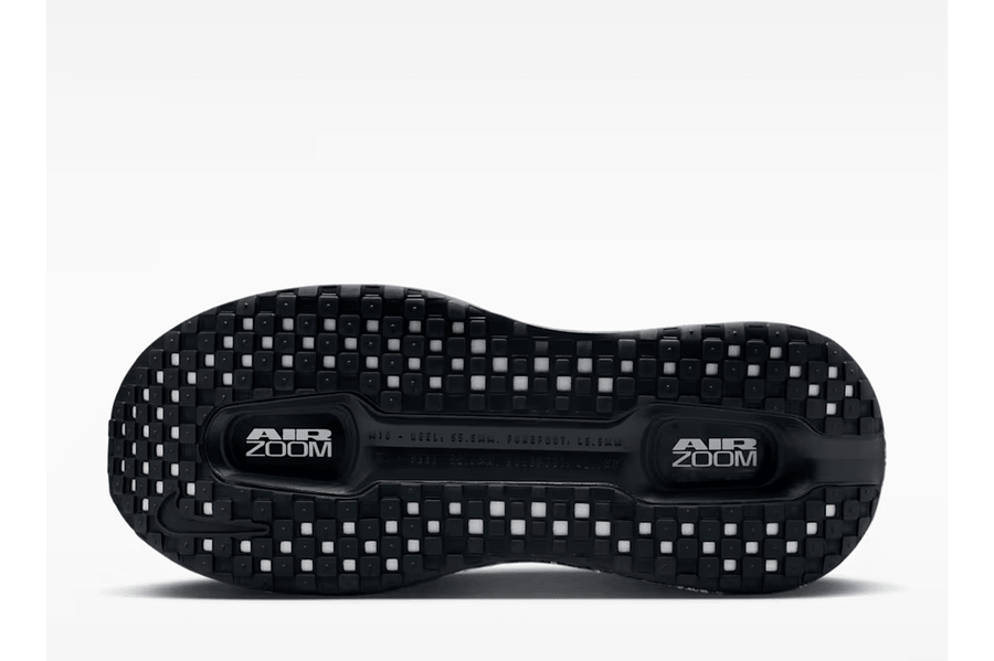 Vista frontal do Nike Nike Vomero Premium SP Black Mini Chrome Swoosh mostrando biqueira e costuras