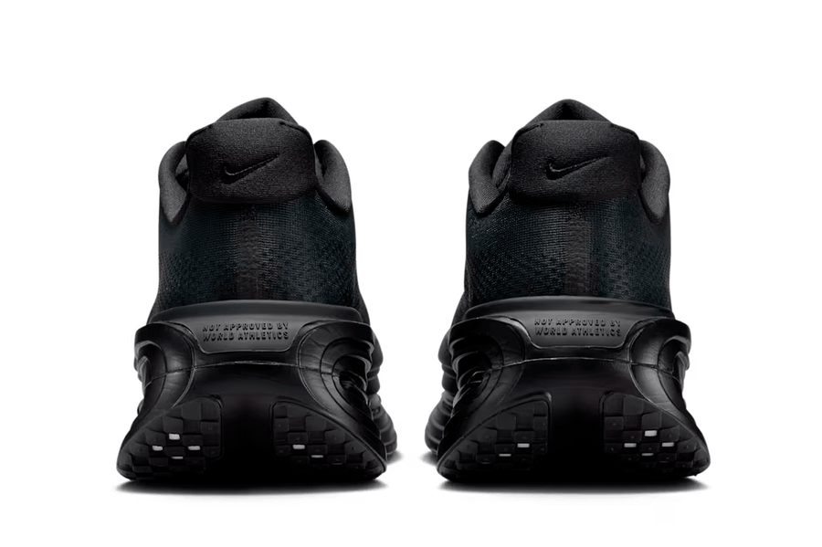 Vista superior do Nike Nike Vomero Premium SP Black Mini Chrome Swoosh mostrando abertura, lingueta e cadarços