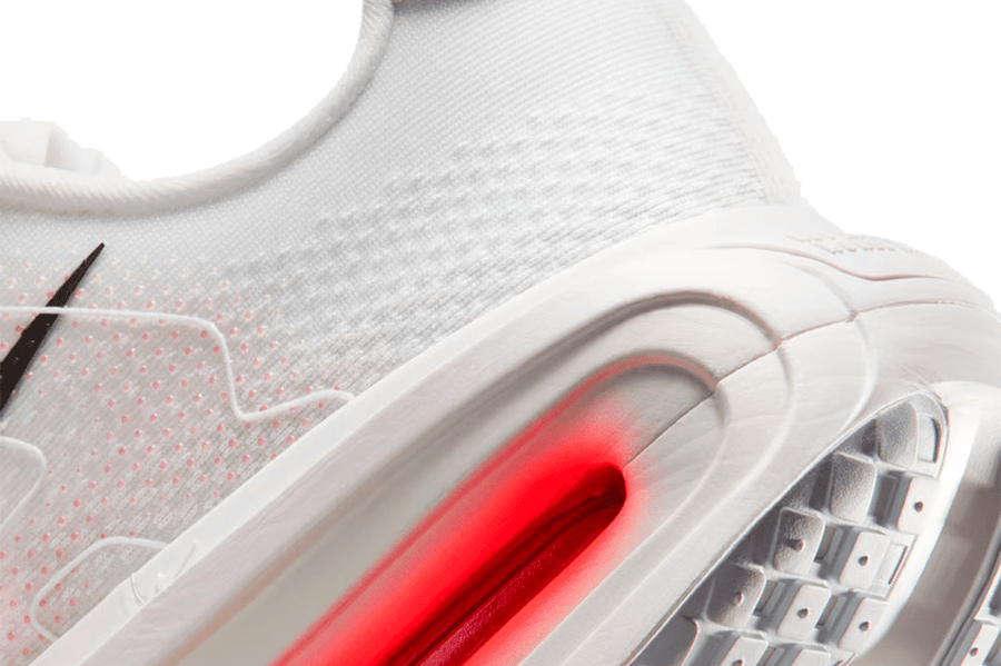 Detalhe do tênis Nike Vomero Premium com tecnologia Zoom Air, branco e vermelho brilhante