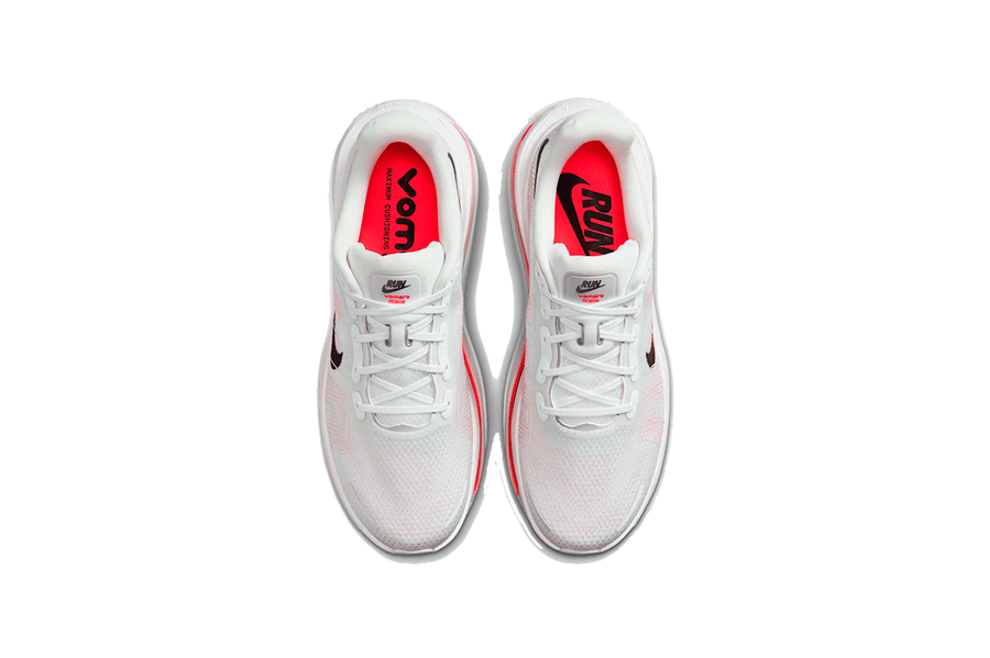 Tênis Nike Vomero Premium branco com detalhes em bright crimson