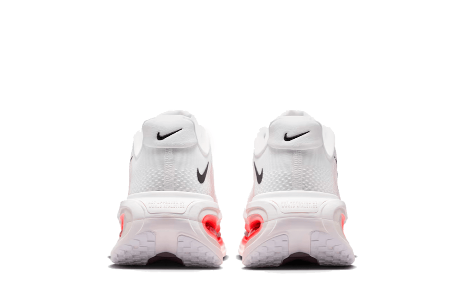 Tênis Nike Vomero Premium branco com detalhes em bright crimson