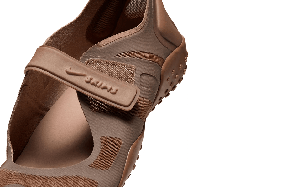 Vista superior do Nike x Skims Nike x Skims Rift Mesh Archaeo Brown mostrando abertura, lingueta e cadarços