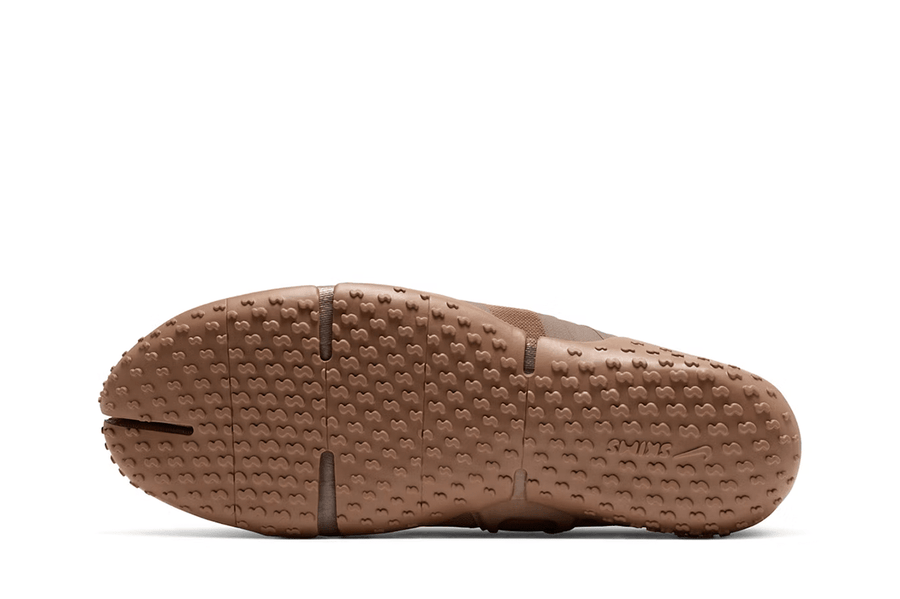 Vista lateral do Nike x Skims Nike x Skims Rift Mesh Archaeo Brown mostrando design do cabedal e logo da marca