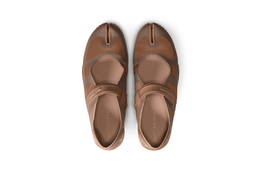 Vista traseira do Nike x Skims Nike x Skims Rift Mesh Archaeo Brown mostrando calcanheira e detalhes do solado
