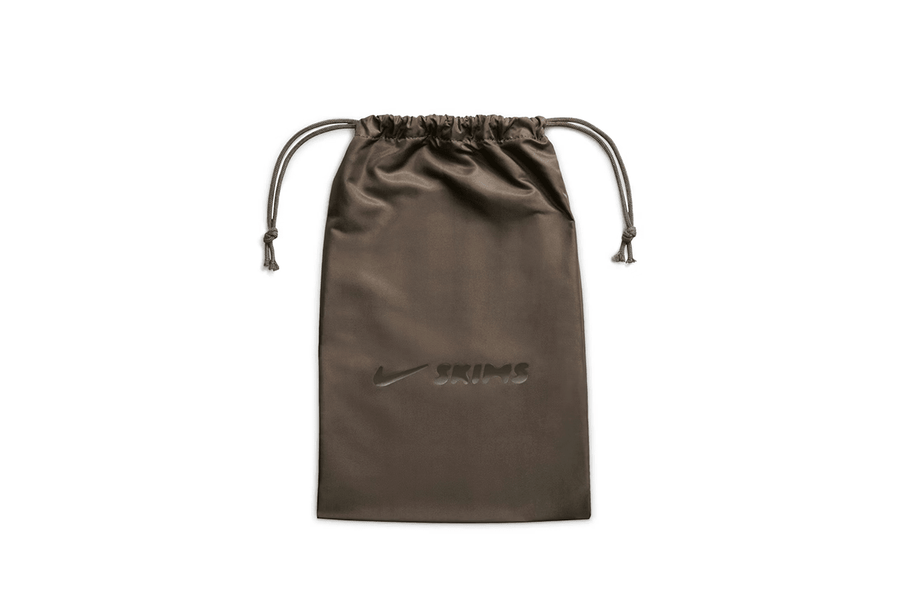 Vista em detalhe do Nike x Skims Nike x Skims Rift Mesh Archaeo Brown mostrando textura do material e acabamento