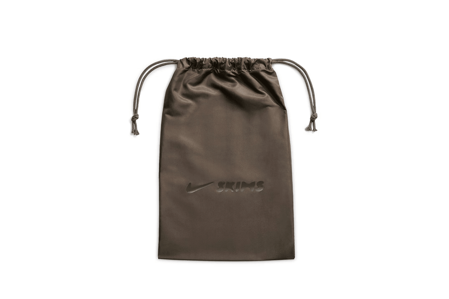 Vista frontal do Nike x Skims Nike x Skims Rift Mesh Velvet Brown mostrando biqueira e costuras