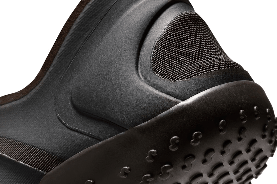 Vista na caixa do Nike x Skims Nike x Skims Rift Mesh Velvet Brown mostrando embalagem original da marca