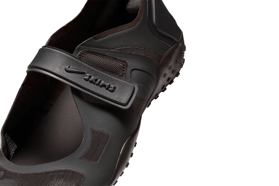 Vista em detalhe do Nike x Skims Nike x Skims Rift Mesh Velvet Brown mostrando textura do material e acabamento