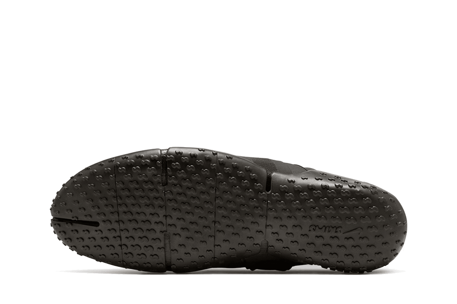 Vista lateral do Nike x Skims Nike x Skims Rift Mesh Velvet Brown mostrando design do cabedal e logo da marca