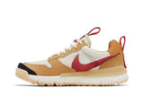 Vista lateral do Nike Nike x Tom Sachs Mars Yard 3.0 mostrando design do cabedal e logo da marca