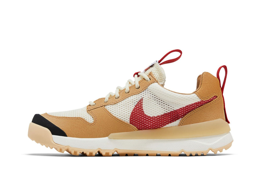 Vista lateral do Nike Nike x Tom Sachs Mars Yard 3.0 mostrando design do cabedal e logo da marca