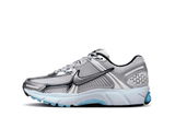 Vista lateral do Nike Nike Zoom Vomero 5 Metallic Silver & Blue Tint Prateado/Azul mostrando design do cabedal e logo da marca