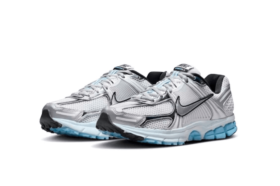 Vista traseira do Nike Nike Zoom Vomero 5 Metallic Silver & Blue Tint Prateado/Azul mostrando calcanheira e detalhes do solado