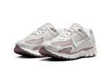 Vista traseira do Nike Nike Zoom Vomero 5 Metallic Silver Platinum Violet Prateado/Violeta mostrando calcanheira e detalhes do solado