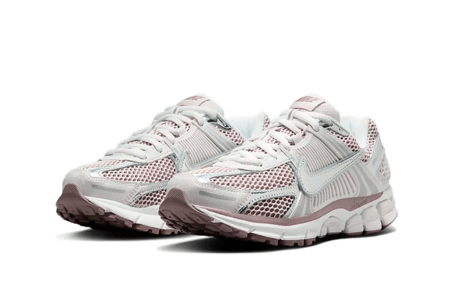 Vista traseira do Nike Nike Zoom Vomero 5 Metallic Silver Platinum Violet Prateado/Violeta mostrando calcanheira e detalhes do solado