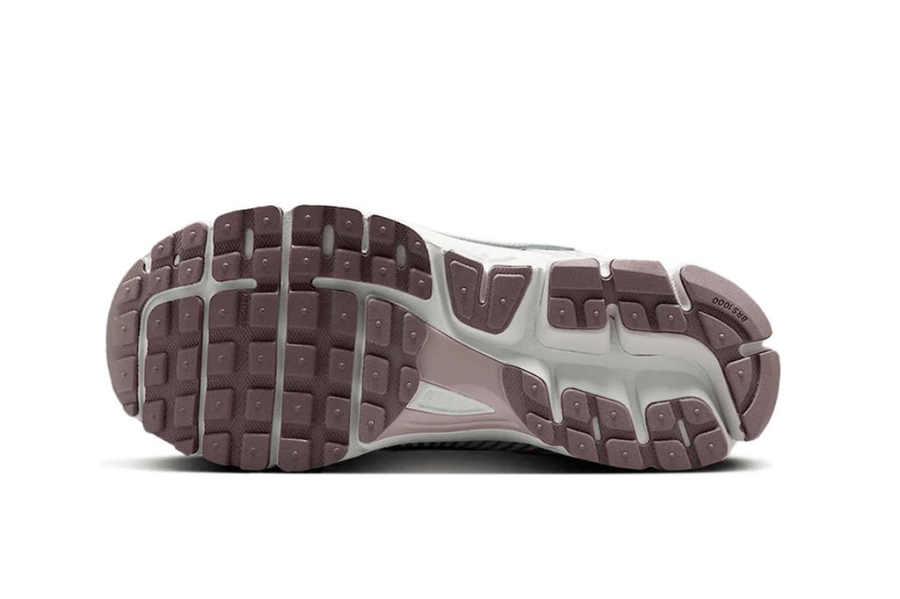 Vista superior do Nike Nike Zoom Vomero 5 Metallic Silver Platinum Violet Prateado/Violeta mostrando abertura, lingueta e cadarços