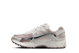 Vista lateral do Nike Nike Zoom Vomero 5 Metallic Silver Platinum Violet Prateado/Violeta mostrando design do cabedal e logo da marca
