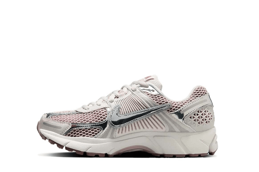Vista lateral do Nike Nike Zoom Vomero 5 Metallic Silver Platinum Violet Prateado/Violeta mostrando design do cabedal e logo da marca