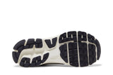 Vista traseira do Nike Nike Zoom Vomero 5 Photon Dust Metallic Silver mostrando calcanheira e detalhes do solado