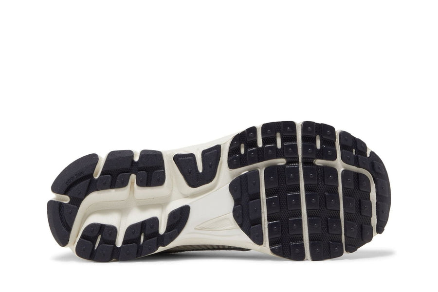 Vista traseira do Nike Nike Zoom Vomero 5 Photon Dust Metallic Silver mostrando calcanheira e detalhes do solado