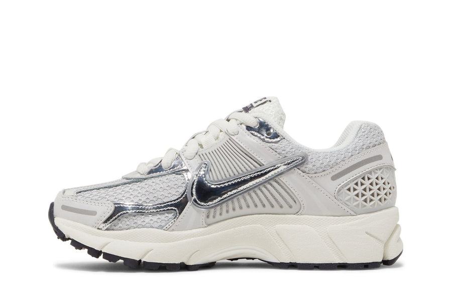 Vista lateral do Nike Nike Zoom Vomero 5 Photon Dust Metallic Silver mostrando design do cabedal e logo da marca