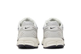 Vista superior do Nike Nike Zoom Vomero 5 Photon Dust Metallic Silver mostrando abertura, lingueta e cadarços