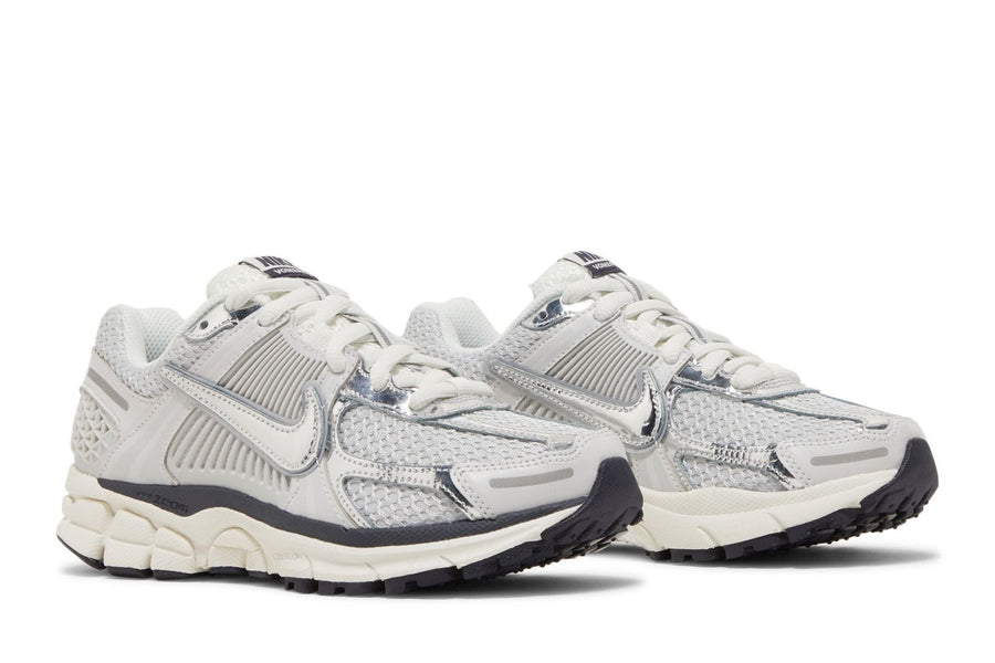 Vista frontal do Nike Nike Zoom Vomero 5 Photon Dust Metallic Silver mostrando biqueira e costuras