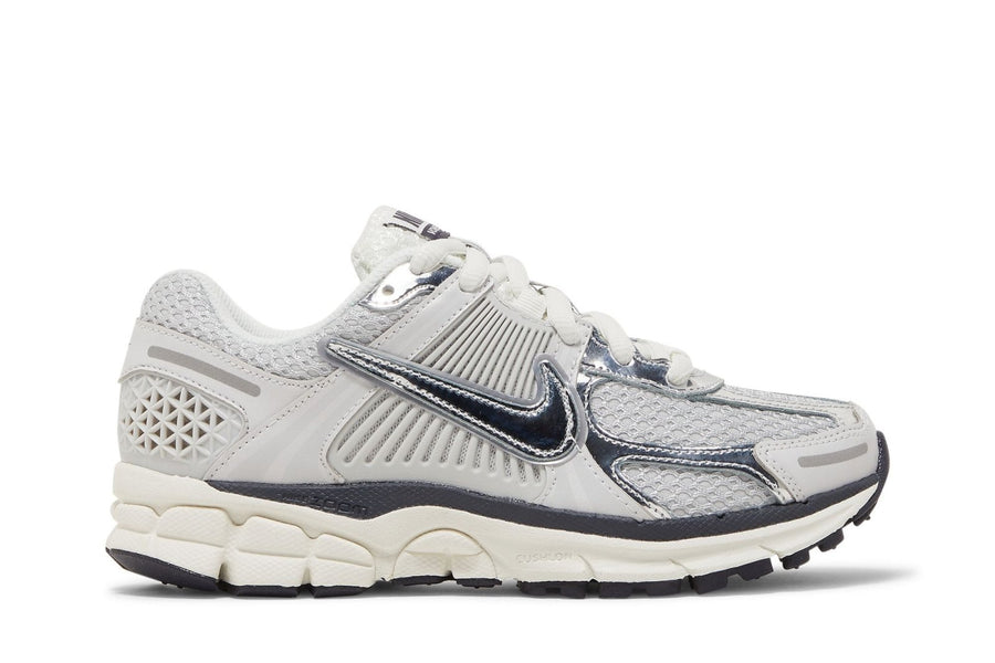 Nike Nike Zoom Vomero 5 Photon Dust Metallic Silver tênis em cinza original na LK Sneakers