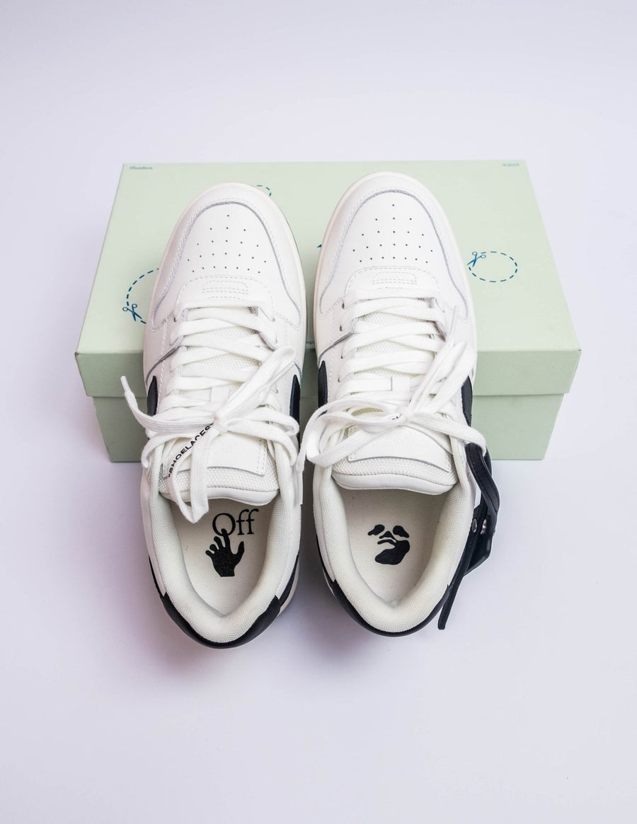 Vista traseira do Off White Off White OOO Low Tops White Black Arrow 2021 mostrando calcanheira e detalhes do solado