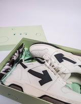 Vista lateral do Off White Off White OOO Low Tops White Black Arrow 2021 mostrando design do cabedal e logo da marca