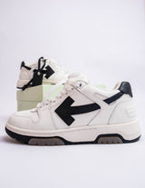 Vista superior do Off White Off White OOO Low Tops White Black Arrow 2021 mostrando abertura, lingueta e cadarços