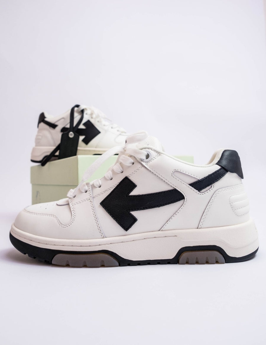 Vista superior do Off White Off White OOO Low Tops White Black Arrow 2021 mostrando abertura, lingueta e cadarços