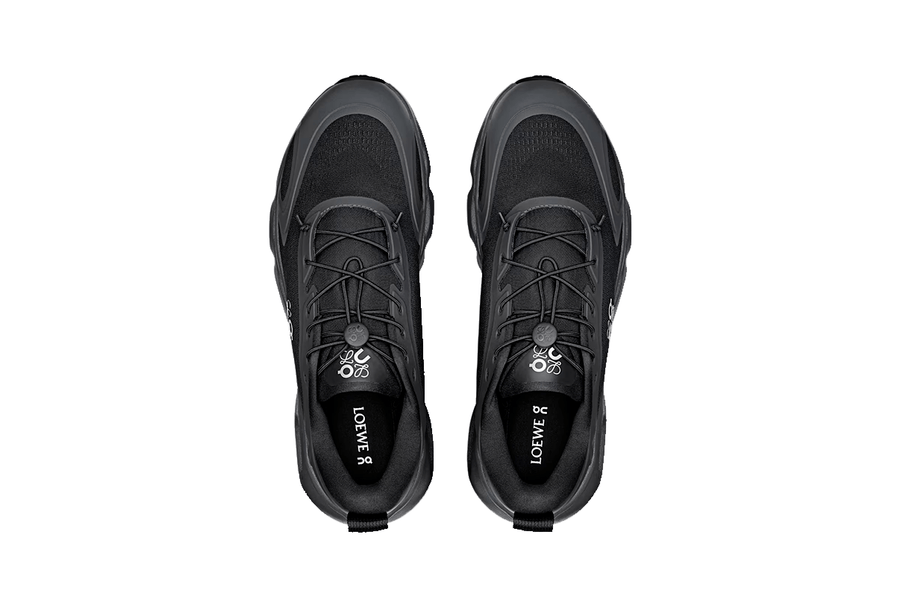 Vista superior do On Running x Loewe On Running Cloudsolo Loewe Black mostrando abertura, lingueta e cadarços