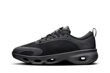 Vista lateral do On Running x Loewe On Running Cloudsolo Loewe Black mostrando design do cabedal e logo da marca