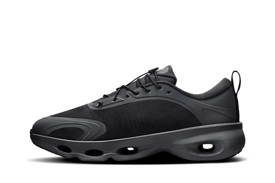 Vista lateral do On Running x Loewe On Running Cloudsolo Loewe Black mostrando design do cabedal e logo da marca