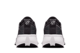 Vista frontal do On Running x Loewe On Running Cloudsolo Loewe Black/White mostrando biqueira e costuras
