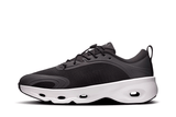 Vista lateral do On Running x Loewe On Running Cloudsolo Loewe Black/White mostrando design do cabedal e logo da marca