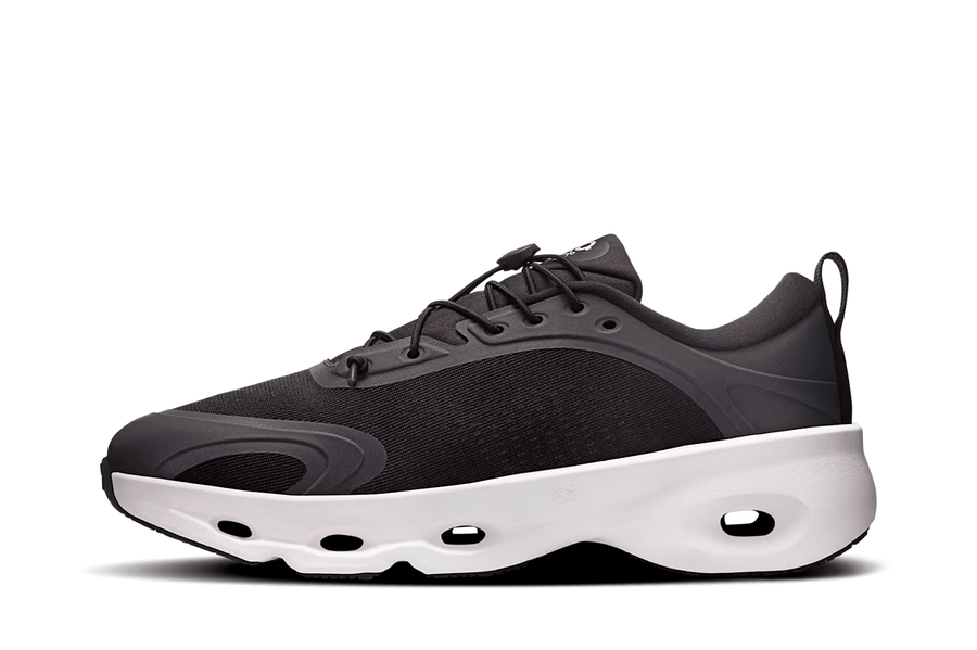 Vista lateral do On Running x Loewe On Running Cloudsolo Loewe Black/White mostrando design do cabedal e logo da marca