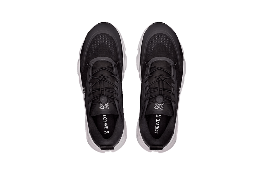 Vista traseira do On Running x Loewe On Running Cloudsolo Loewe Black/White mostrando calcanheira e detalhes do solado