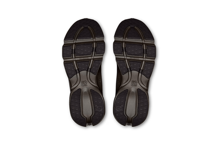 Vista frontal do On Running x Loewe On Running Cloudsolo Loewe Dark Brown Black mostrando biqueira e costuras