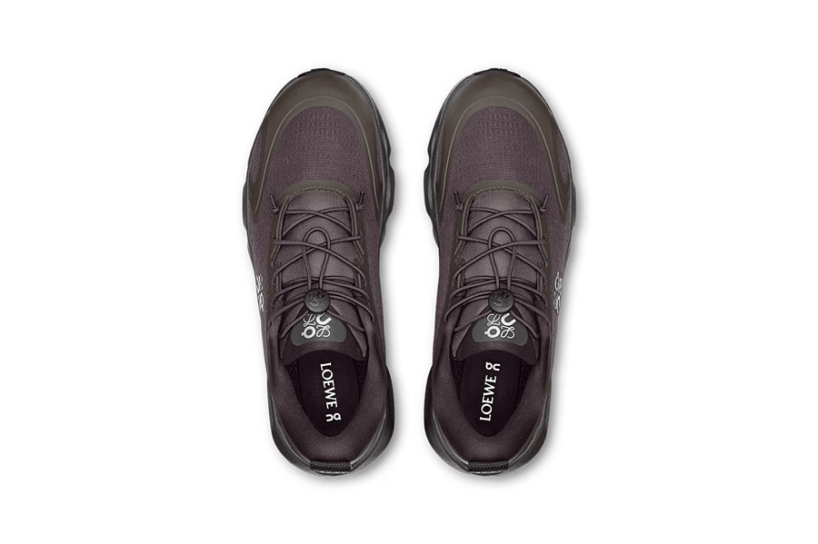 Vista superior do On Running x Loewe On Running Cloudsolo Loewe Dark Brown Black mostrando abertura, lingueta e cadarços