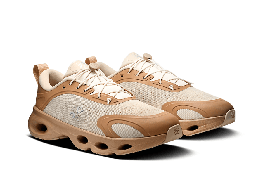 Vista em detalhe do On Running x Loewe On Running Cloudsolo Loewe Dark Sand Cream mostrando textura do material e acabamento