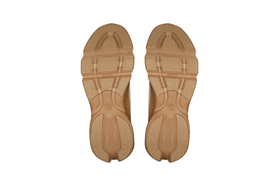 Vista frontal do On Running x Loewe On Running Cloudsolo Loewe Dark Sand Cream mostrando biqueira e costuras