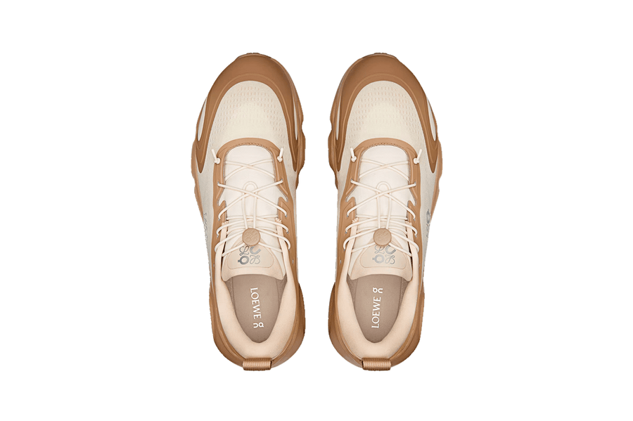 Vista superior do On Running x Loewe On Running Cloudsolo Loewe Dark Sand Cream mostrando abertura, lingueta e cadarços